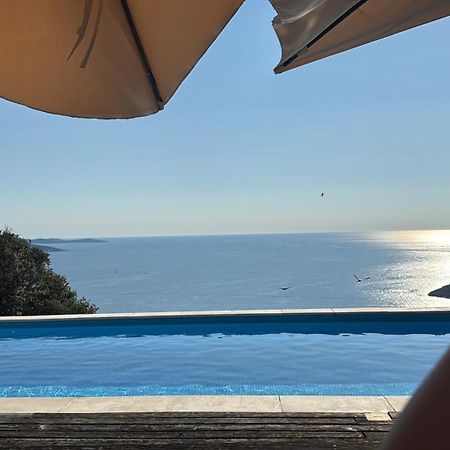 Vita Vacation Home Ustrine Bagian luar foto