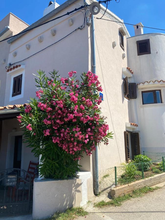Vita Vacation Home Ustrine Bagian luar foto